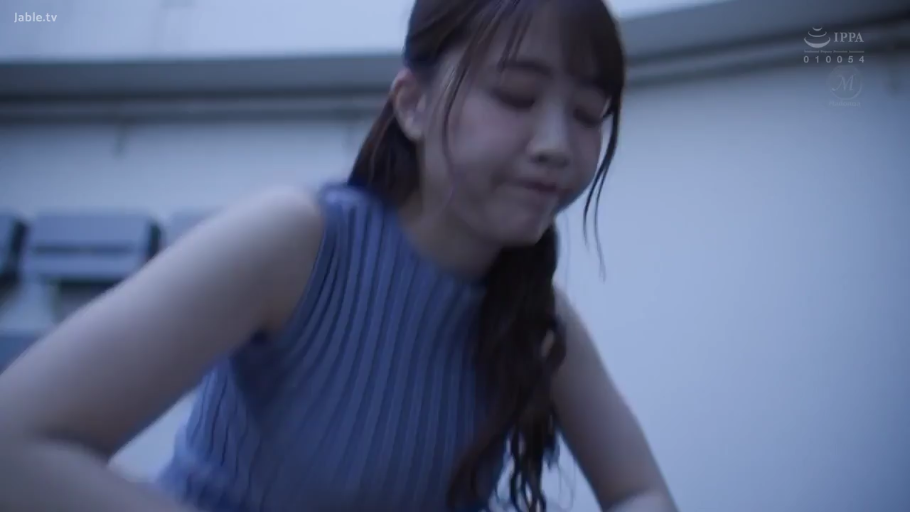 单人 · 自然 · 顔のクローズアップ · 注視 · 屋外 · 立姿 · 蓝色无袖背心