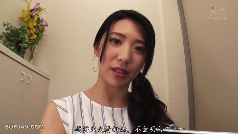 室内 · 自然 · 面部特写 · 注视镜头 · 正面坐姿 · 条纹无袖衫