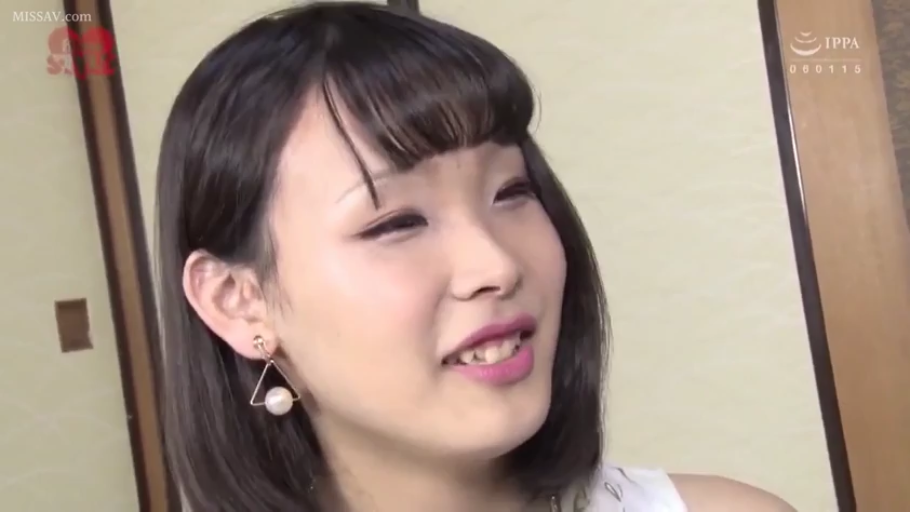 室内 · 交谈 · 脸部特写 · 微笑 · 白色上衣 · IPPA水印 · 珍珠耳坠 · 侧面坐姿