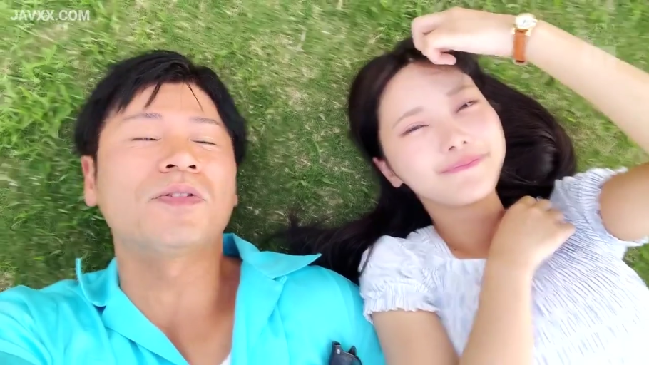 全裸 · 口交 · 陶醉 · 沙发 · 客厅 · 躯干特写 · 仰卧分腿 · 局部遮挡