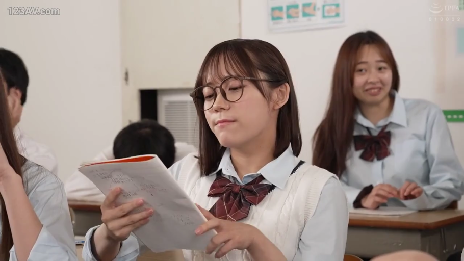 Sitting Posture · School uniform · Classroom · Medium shot · Diverse · 听课 · 课本 · 群像