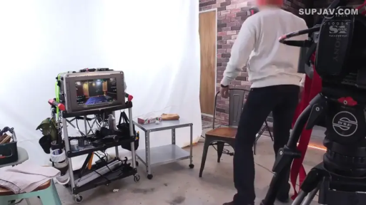 站立 · 全景 · 室内影棚 · 黑色牛仔裤