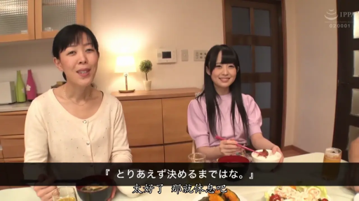 坐姿 · 微笑 · 上半身 · 餐厅 · 休闲居家服 · 碗筷 · 家庭场景 · 用餐交谈