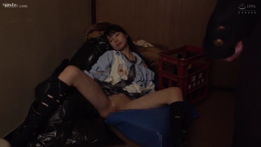 仰卧开腿 · 精液 · 下体特写 · 昏迷 · 垃圾袋 · 杂乱室内 · 被凌辱 · 撕裂校服