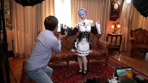 站立 · 全景 · 微笑 · 客厅 · 女仆装 · 相机 · 拍照 · Cosplay