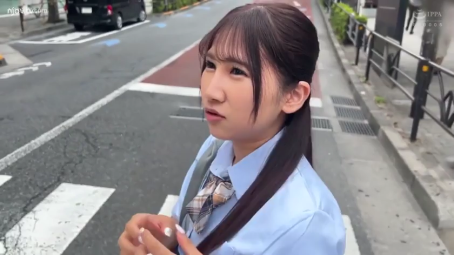 交谈 · 站立 · 自然 · 面部特写 · 制服 · 街道 · 单肩包