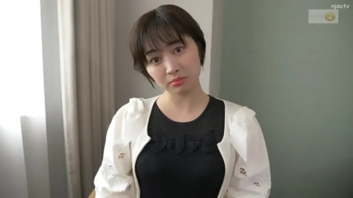 室内 · 站姿 · 特写 · ニットセーター · 平凡 · 注视镜头 · ショートヘア