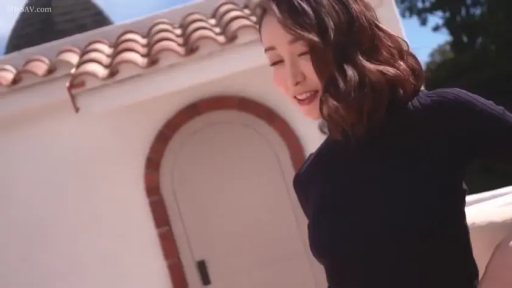 愉悦 · 站立 · 微笑 · 面部特写 · 侧影 · 室外建筑旁 · 黑色修身上衣