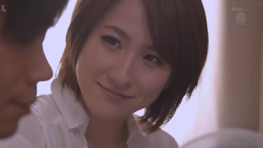 室内 · 脸部特写 · 微笑 · 白色衬衫 · 对视 · 短发 · 侧坐