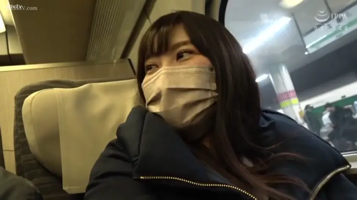 坐姿 · 面部 · 平静 · 乘车 · 口罩 · 电车 · 生活化 · 羽绒服