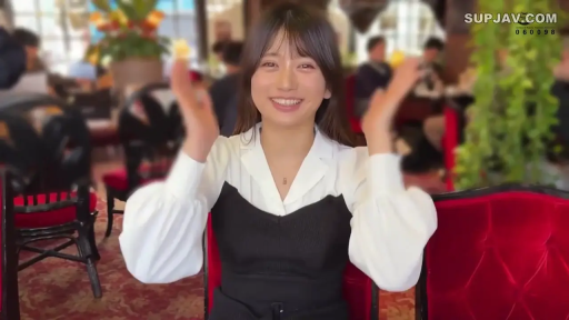 坐姿 · 脸部 · 餐厅 · 清纯 · 灿烂 · 鼓掌 · 黑白拼接衣 · 红靠背椅