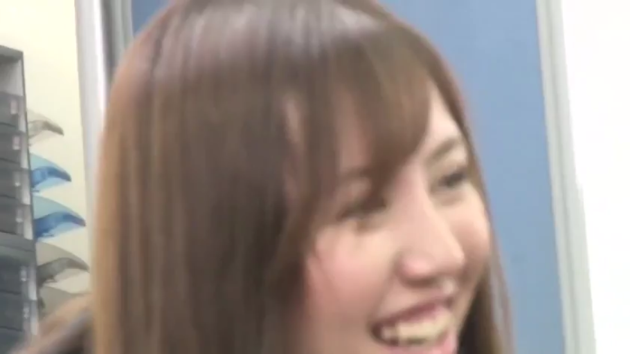 室内 · 脸部特写 · 兴奋 · 休闲服 · 模糊 · 大笑 · 侧头