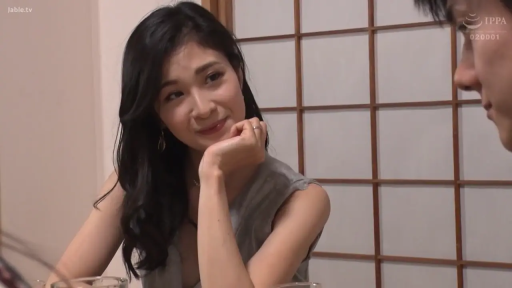 微笑 · 近景 · 日式室内 · 生活化 · 障子 · 灰色无袖衫 · 托腮坐姿 · 注视对方