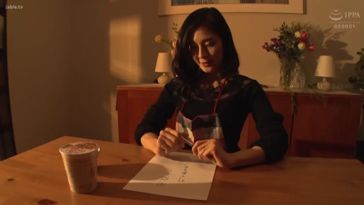 坐姿 · 中景特写 · 神情专注 · 室内餐桌 · 黑色上衣配围裙 · 在纸上写字 · 杯面与信纸