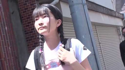 中景 · 站姿 · 自然 · 街道 · 粉色背带裤 · 背包 · 整理头发 · 双马尾麻花辫