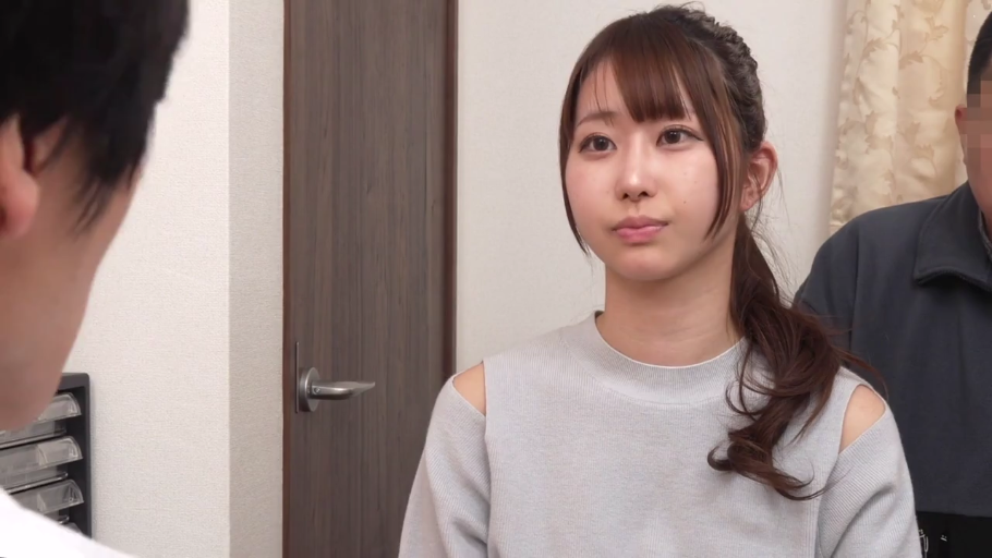 室内 · 浅灰色露肩针织衫