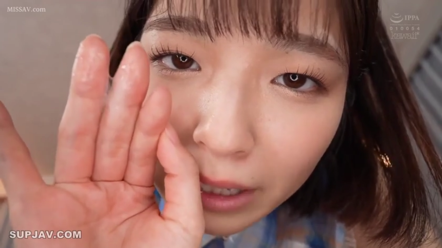 坐姿 · 脸部 · 客厅 · 针织衫 · 日常 · 疑惑 · 斜视