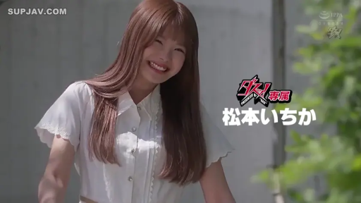 摆拍 · 屋外 · 観葉植物 · 白色短袖衬衫 · 少女感 · 灿烂微笑 · 站立侧身