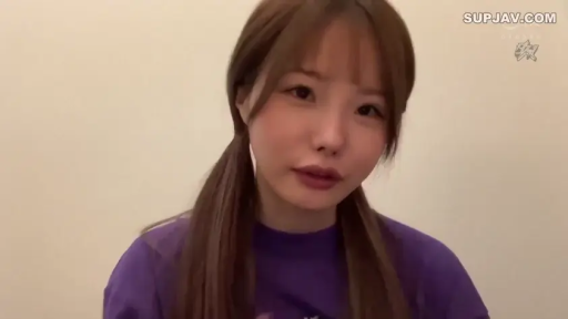 桌旁 · 坐姿 · 中景 · 对视 · 俏皮 · 水杯 · 事业线 · 黑色低胸装