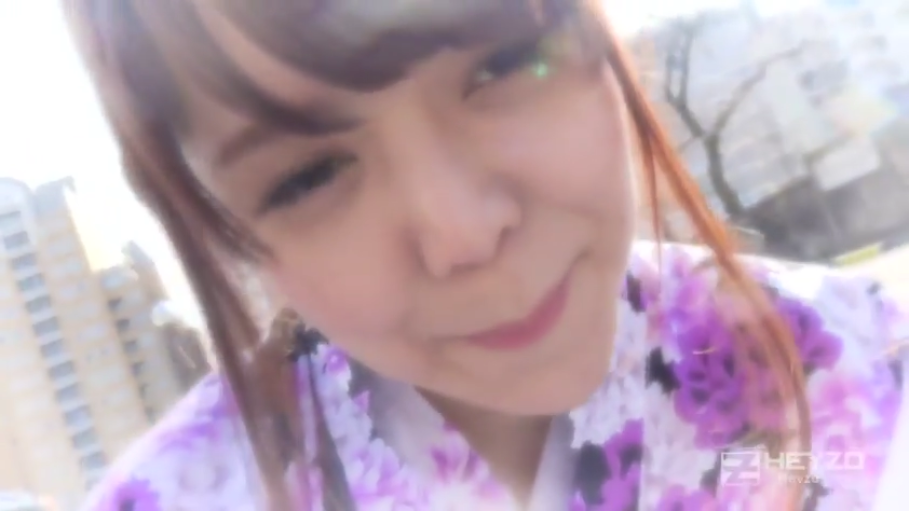 俯身 · 脸部特写 · 微笑 · 注视 · 户外 · 俯拍 · 和服