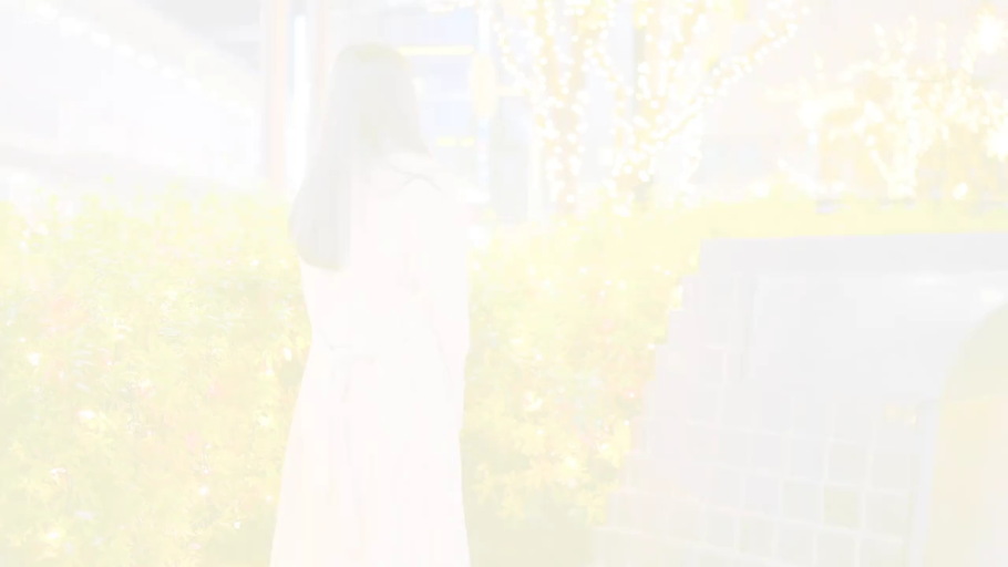 站立 · 自然 · 对视 · 近景 · 夜景 · 户外街头 · 白色大衣 · 皮草围巾