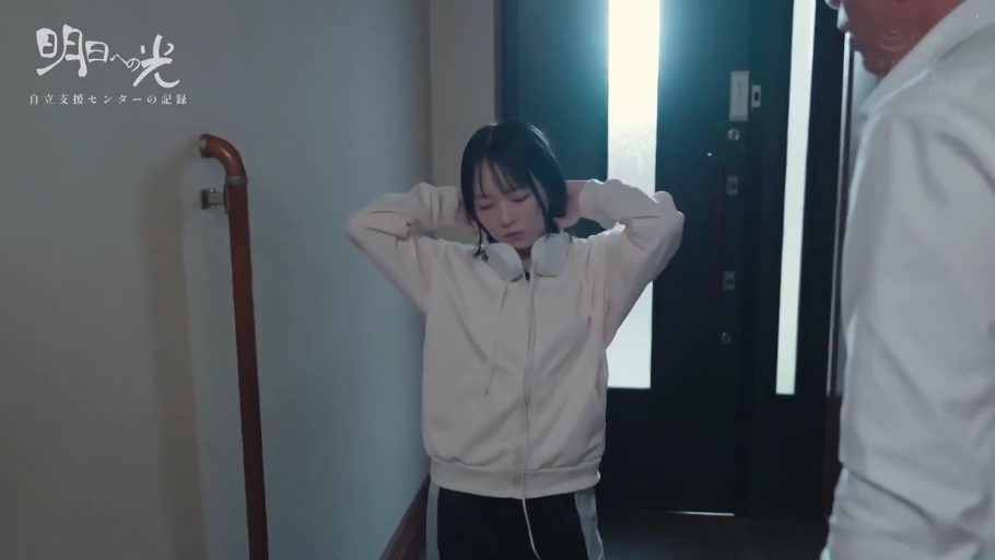 脸部 · 口交 · 运动背心 · 客厅 · 跪姿 · 注视