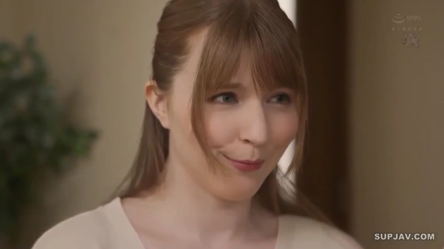 坐姿 · 严肃 · 脸部特写 · 职业西装 · 办公室 · 耳环 · 凝视 · OL