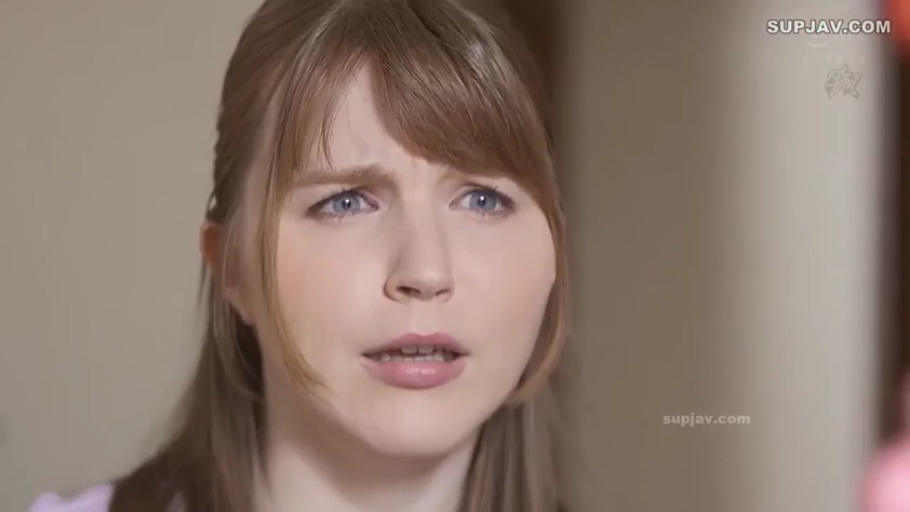 室内 · 顔部のクローズアップ · 凝視 · ピンクの上着 · 惊讶 · 正面 · 欧米