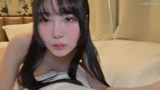 Fully nude · Bedroom · 面部特写 · Prone position