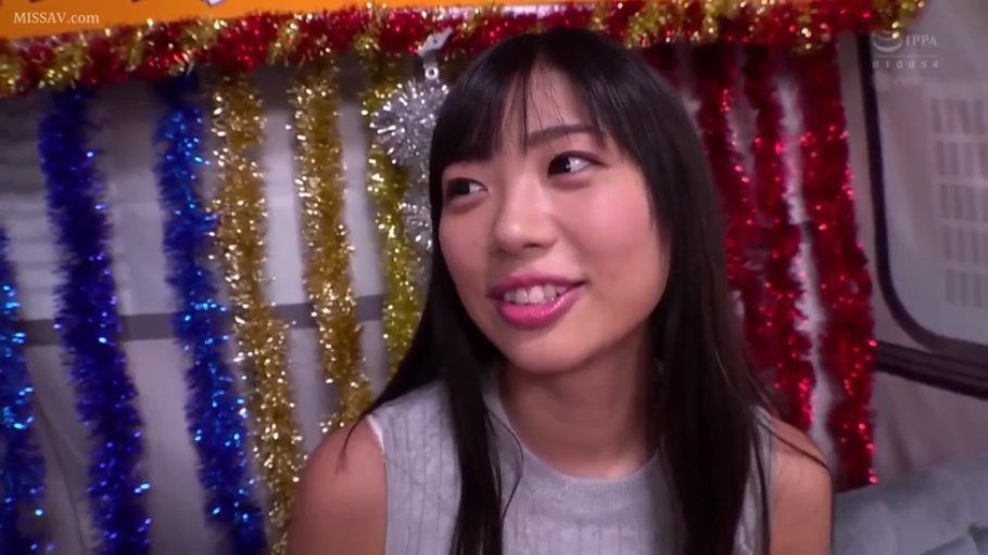 室内 · 坐姿 · 脸部特写 · 无袖背心