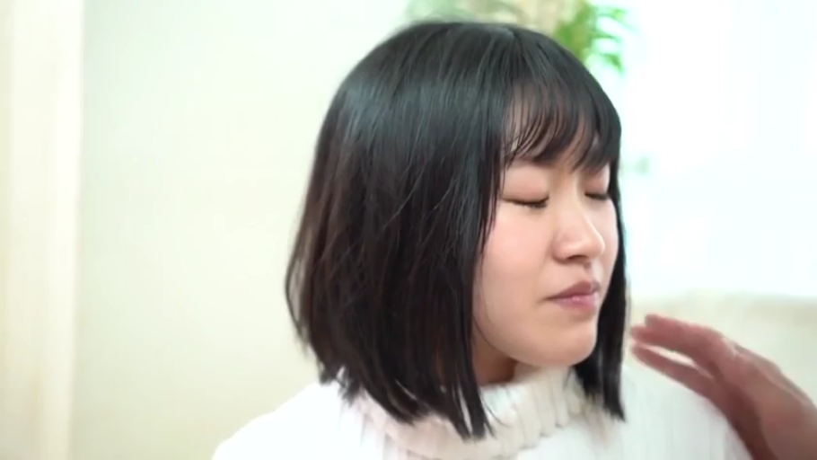 室內 · 坐姿 · 面部 · 閉眼 · 短发 · 被撫摸 · 白色高领毛衣