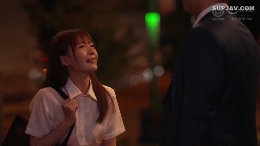 户外街道 · 愉悦笑容 · 黑色单肩包 · 半身照 · 白色短袖衬衫 · 对话交流 · 仰头站立 · 夜色背景