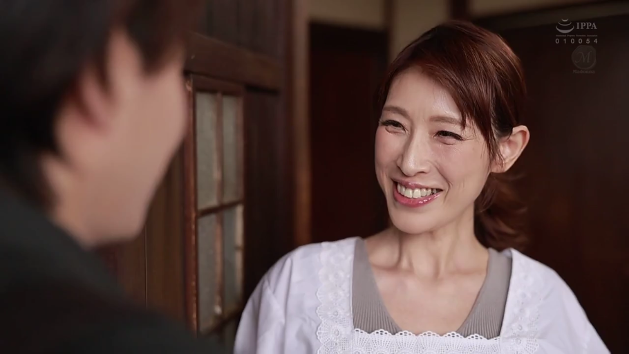 室內 · 站立 · 面部特寫 · 交流 · 笑容 · 熟女 · 圍裙