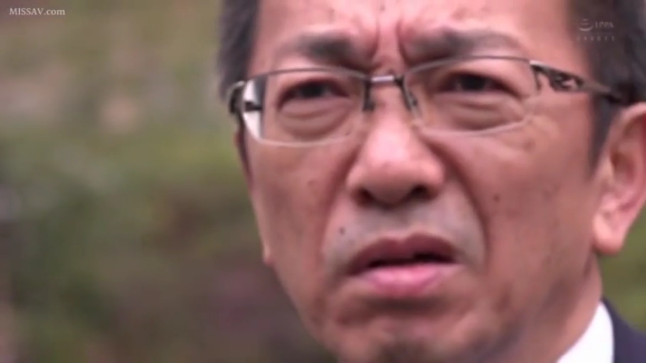 微笑 · 跪姿 · 上半身 · 红色项圈 · 包装盒 · 贴满海报的房间 · 展示成人玩具 · 上身全裸