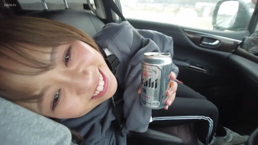 面部特写 · 车内 · 灰色卫衣 · 安全带 · 露齿笑 · 啤酒罐 · 斜躺 · 手持啤酒