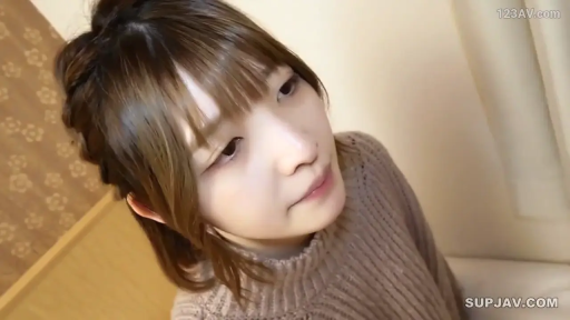 脸部特写 · 平静 · 注视 · 室内房间 · 侧头 · 齐刘海 · 棕色针织毛衣