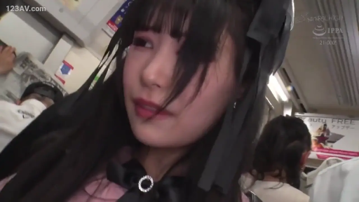 悲伤 · 站立 · 面部特写 · 黑色蝴蝶结 · 公共场合 · 流泪 · 电车