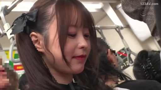 脸部特写 · 站立 · 微笑 · 电车 · 满足 · 背景模糊 · 电车拉环 · 洛丽塔装