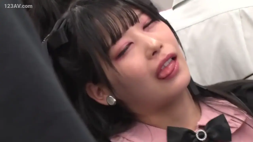 脸部特写 · 仰头 · 电车 · 粉色衬衫