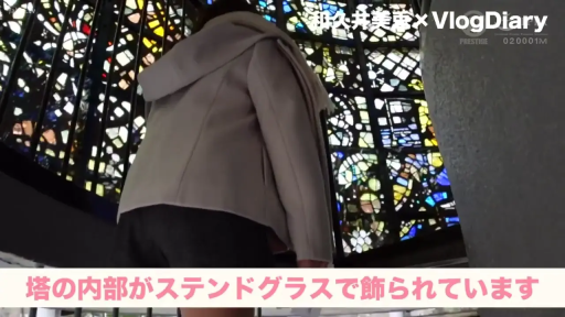 仰拍 · 室内楼梯 · 连帽外套