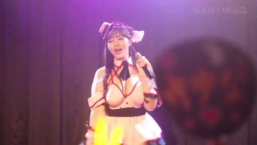 站姿 · 微笑 · 半身 · 麦克风 · 舞台 · 演出服 · 唱歌 · 演出