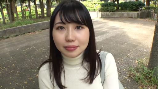 坐姿 · 微笑 · 面部特写 · 对视 · 长发 · 户外公园 · 白色高领毛衣 · 背包带