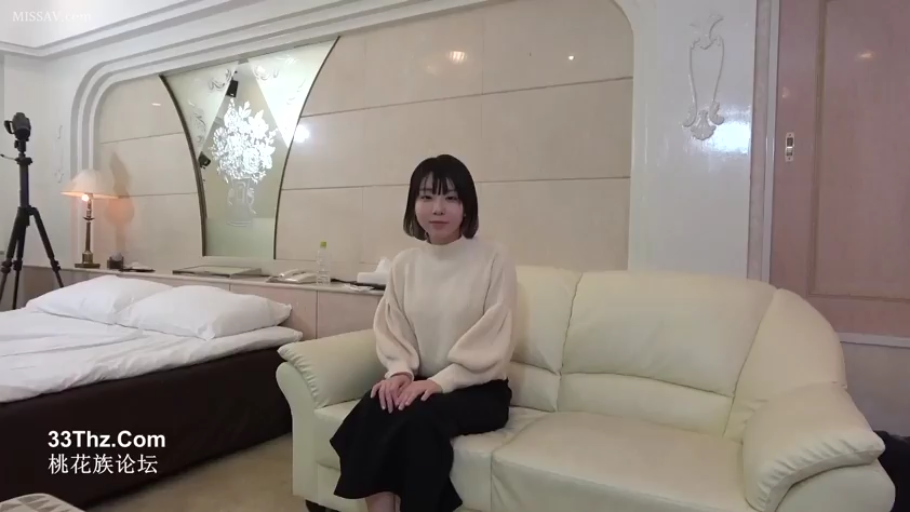 中景 · 平静 · 摄像机 · 酒店房间 · 长裙 · 访谈 · 端坐 · 素人系列