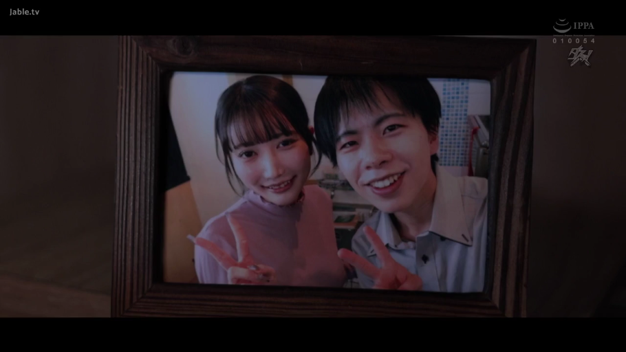 室内 · 面部 · 站立 · 休闲服饰 · 生活照 · 开心 · 相框 · 比手势