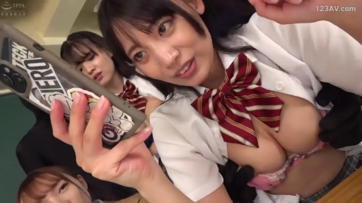 多人 · Bend over · 粉色内衣 · Classroom · Breast close-up · Being groped on the chest · 手机 · Excitement