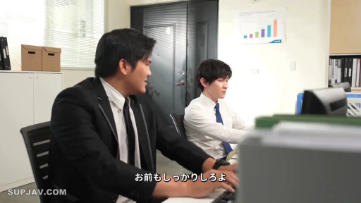 室内 · 俯身 · 脸部 · 微笑 · 毛衣 · 开心 · 花瓶 · 齐刘海