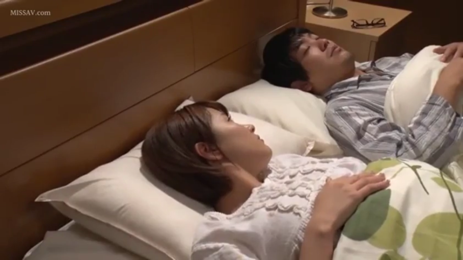 Bedroom · 上半身 · Pajamas · 躺卧 · 同寝