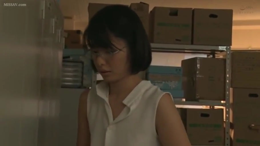 严肃 · 站立 · 中景 · 纸箱 · 仓库 · 白色无袖衬衫 · 搜寻