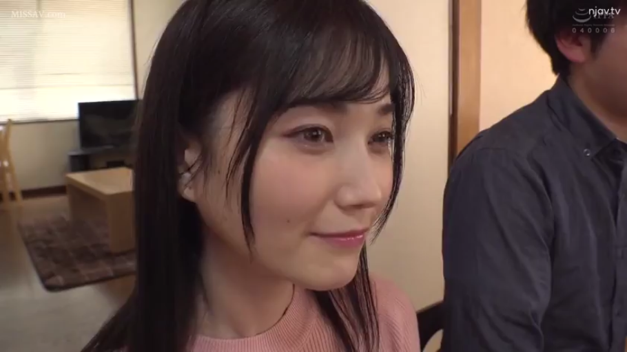 坐姿 · 脸部 · 微笑 · 客厅 · 居家 · 凝视 · 粉色毛衣