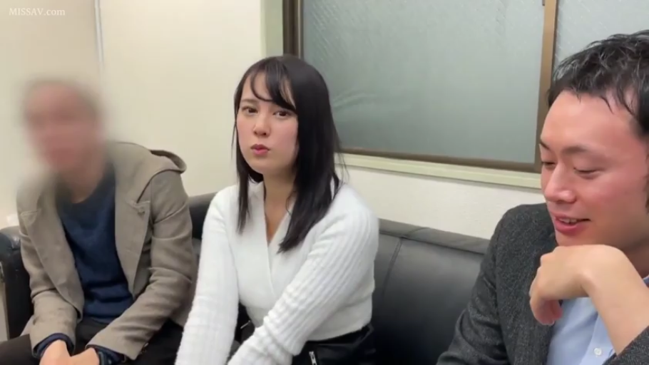 坐姿 · 面试 · 会议室 · 中景 · 黑色裙子 · 黑皮沙发 · 不满 · 多人谈话